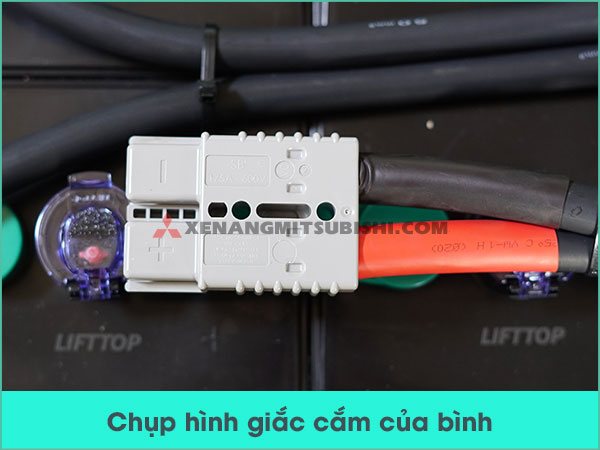 4. Chụp hình giắc cắm của bình điện