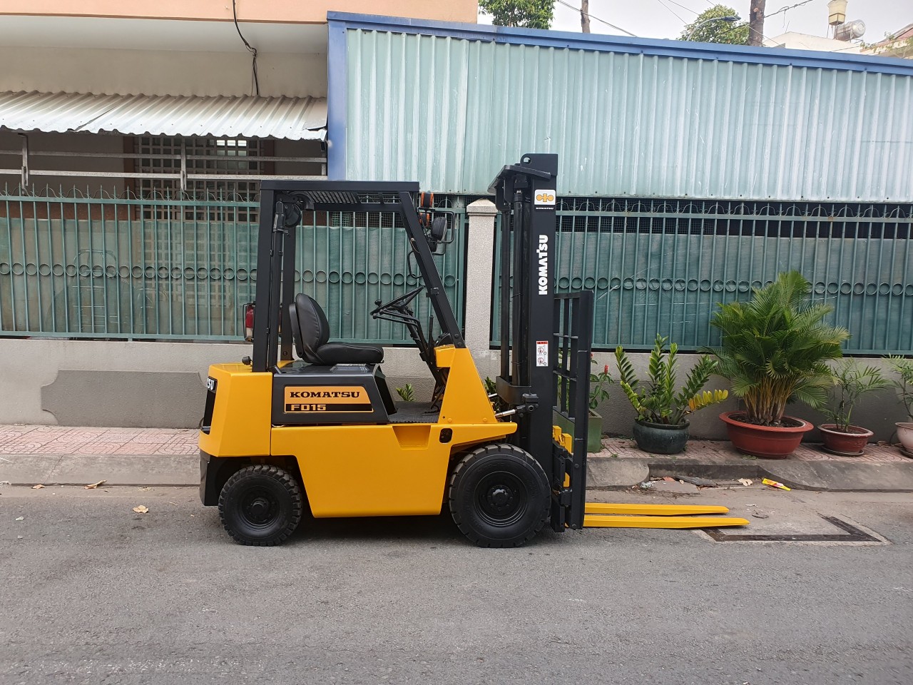 Xe nâng dầu cũ Komatsu bãi Nhật