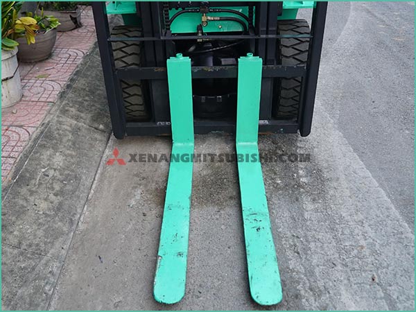 Xe nâng dầu MITSUBISHI FDE25T